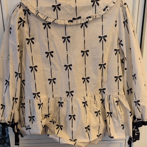 Sage & Fig Bow Print Peplum Blouse in Cream & Black With Crossbody - Picture 9 of 9